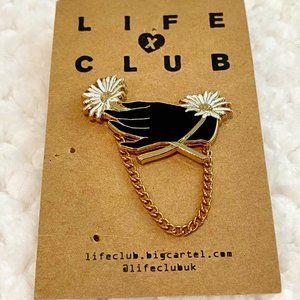 LifeClub Daisy Flower Chain Hand Enamel Lapel Pin